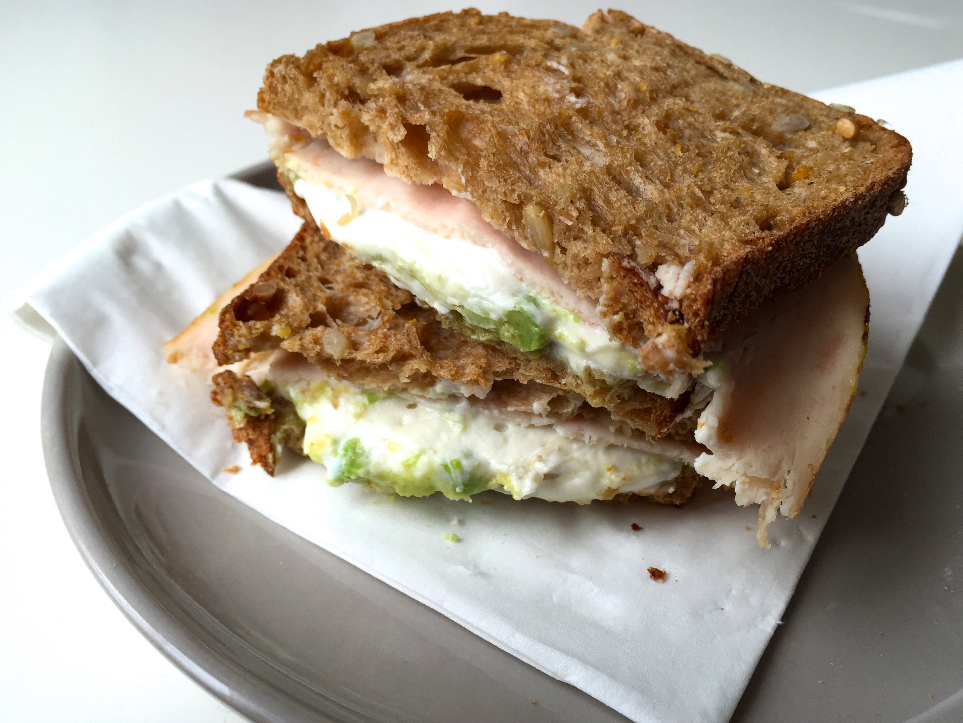 Avocado geitenkaas tosti