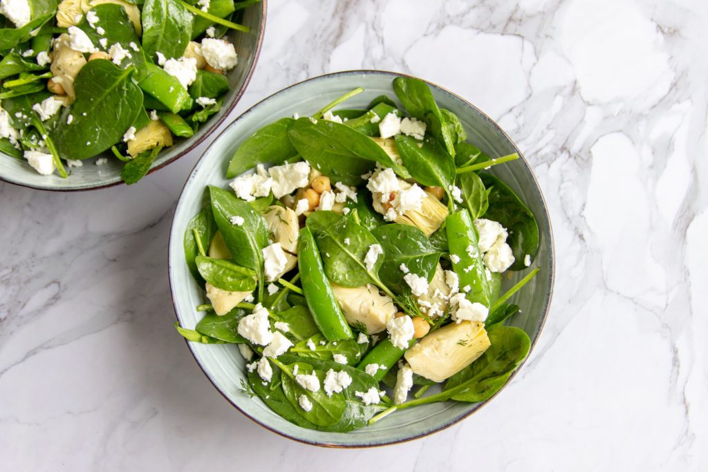 Groene salade met artisjok, feta en dille