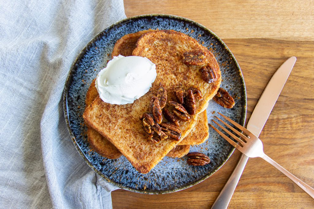 Wentelteefjes met vanille mascarpone en gekarameliseerde pecannoten