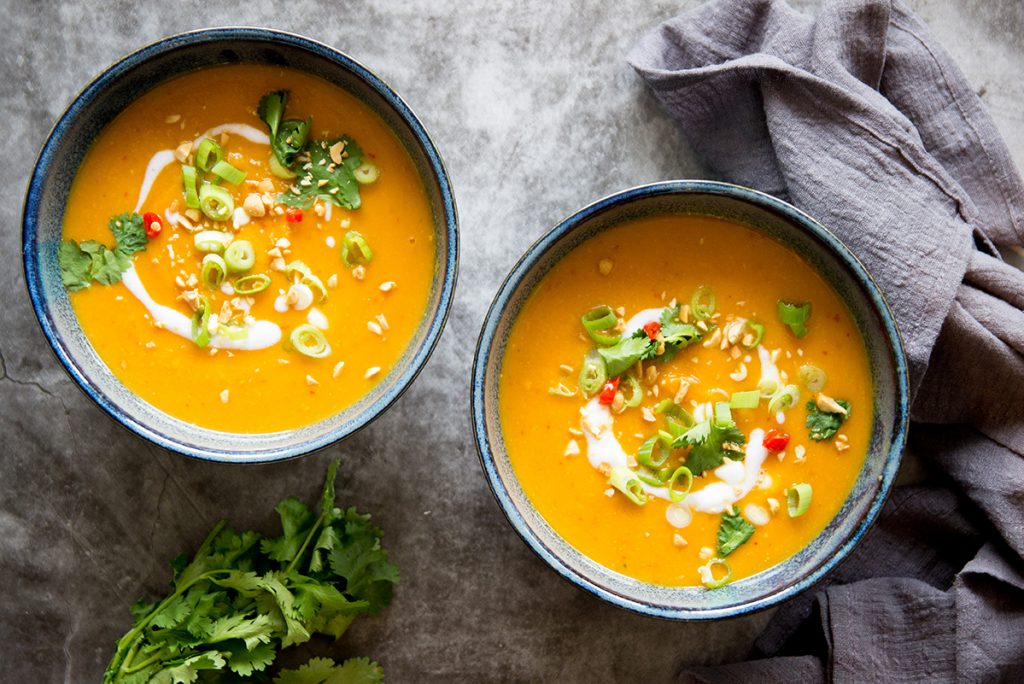 Pompoensoep met rode currypasta en kokoscrème en
