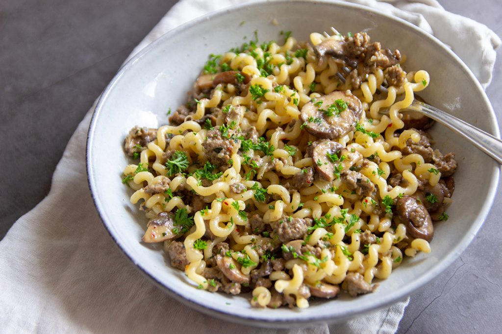 Pasta met Italiaanse worst en champignons
