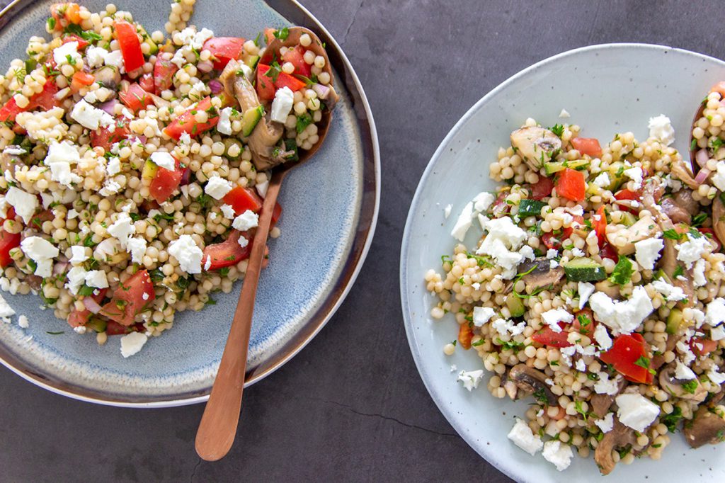 Parelcouscous met feta, tomaat, peterselie, dille en champignons