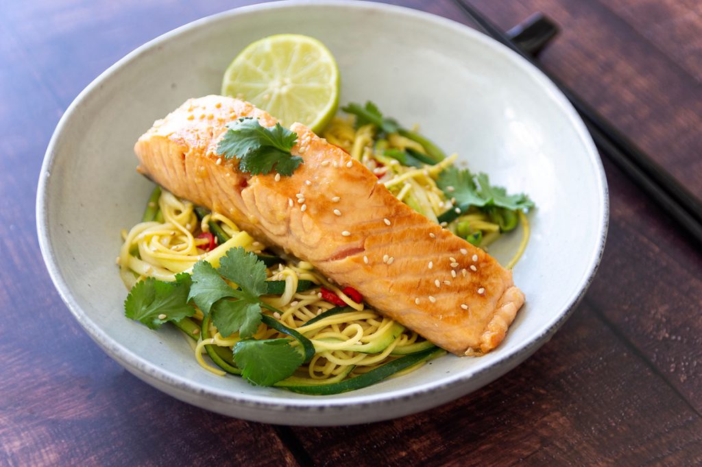 Gegrilde zalm in maple en -sojamarinade