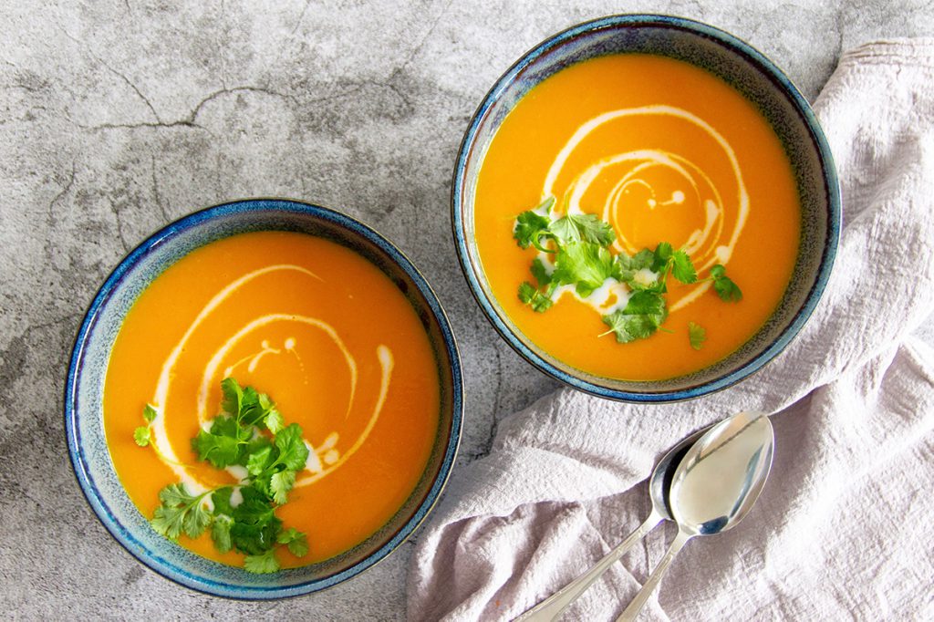 Pompoensoep met wortel, kokosmelk, gember en limoen