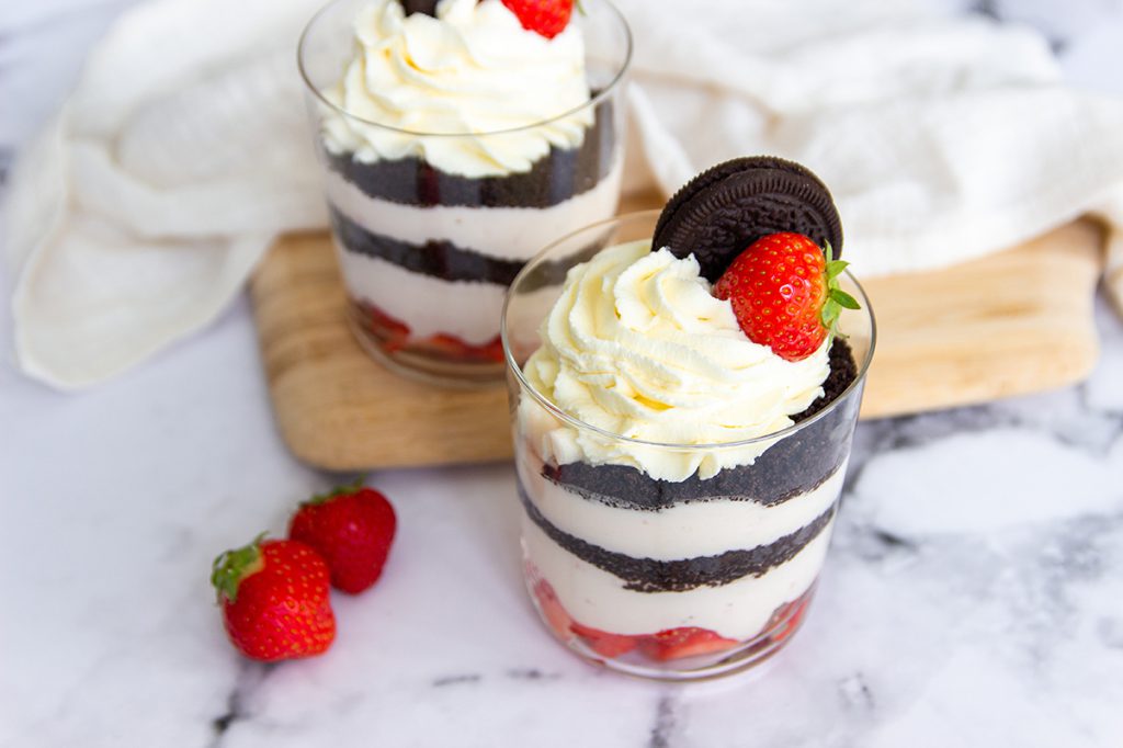 Aardbeientoetje in een glaasje met Oreo’s