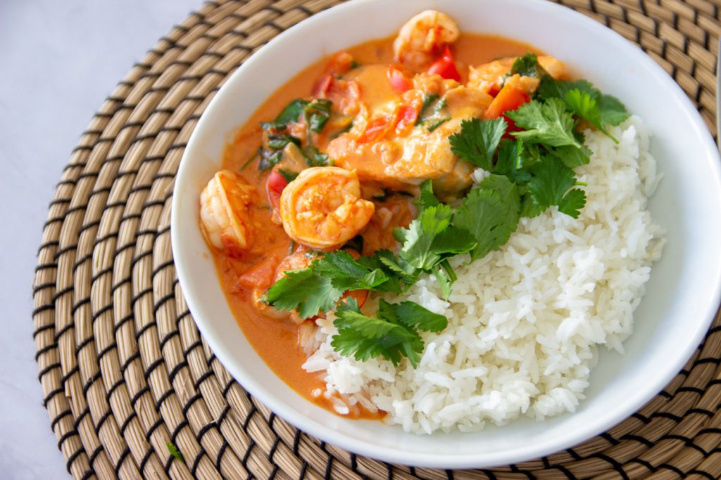 Braziliaanse stoofpot: moqueca met vis en garnalen