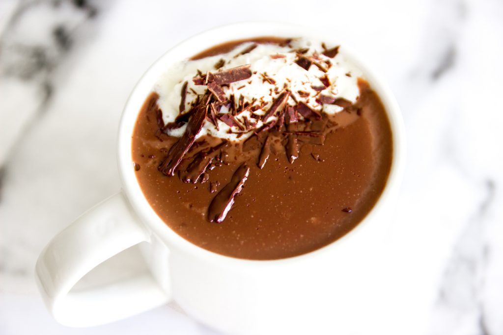 Dikke, rijke en romige warme chocolademelk