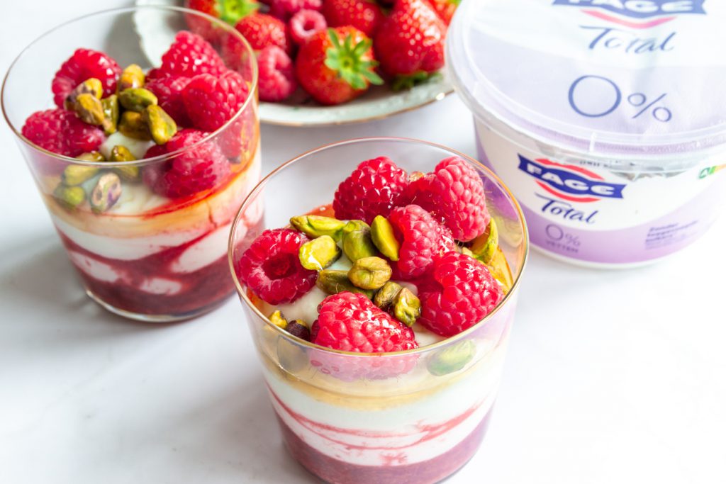Yoghurt ontbijt met frambozen, aardbeien en rozenwater