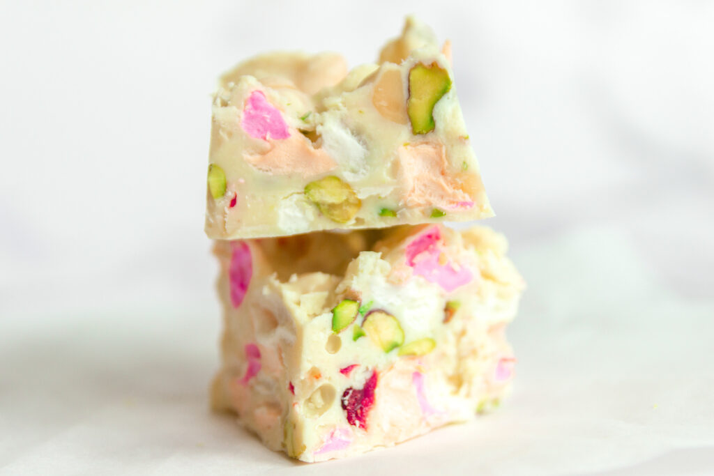 Witte rocky road met marshmallow, cranberry en pistache