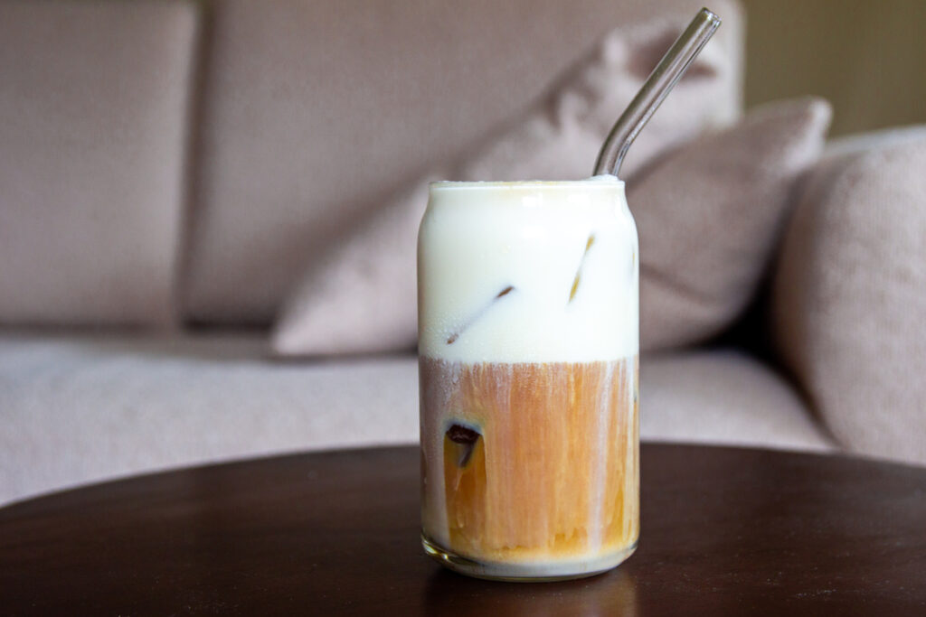 Een Iced Americano met cold foam van gecondenseerde melk