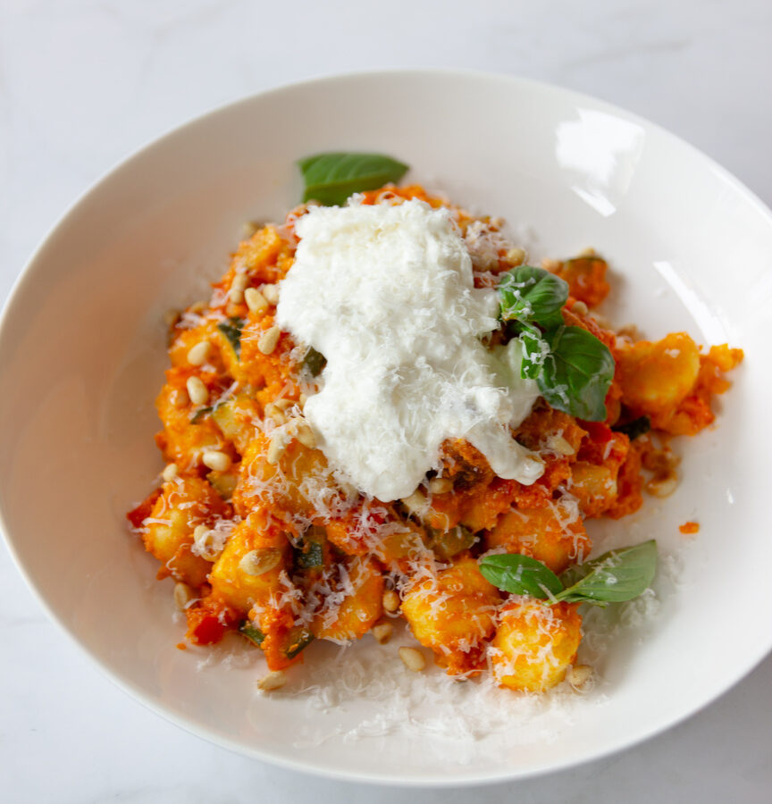 Gnocchi met verse rode pestosaus